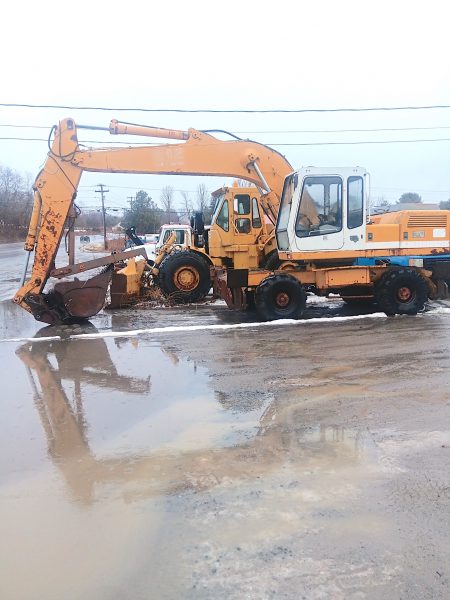 LIEBHERR A912 RUBBER TIRE EXCAVATOR.